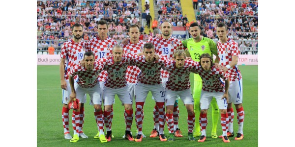 Croácia vence a Islândia 2-1